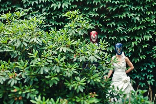 Hochzeitsfoto mit Wrestlermasken