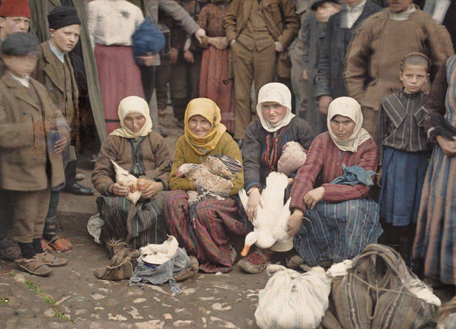 Auguste Léon. Serbien, Krusevac: Geflügelverkäuferinnen auf dem Markt. 29. April 1913.
