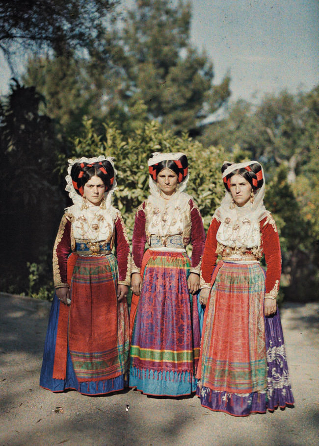 Auguste Léon. Griechenland, Korfu: Drei Frauen in traditioneller Kleidung 1913