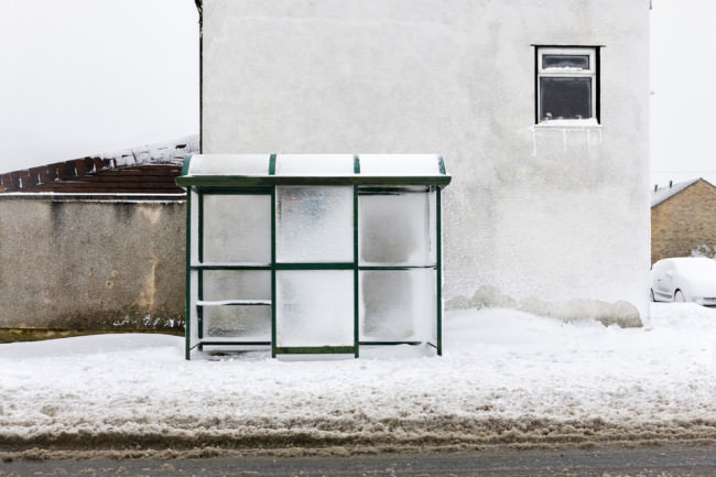 Eine Bushaltestelle im Winter