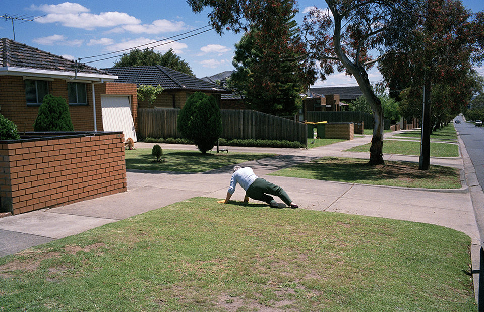 Ein Mann ist scheinbar gefallen. Melbourne, Straßenfotografie von Jesse Marlow.