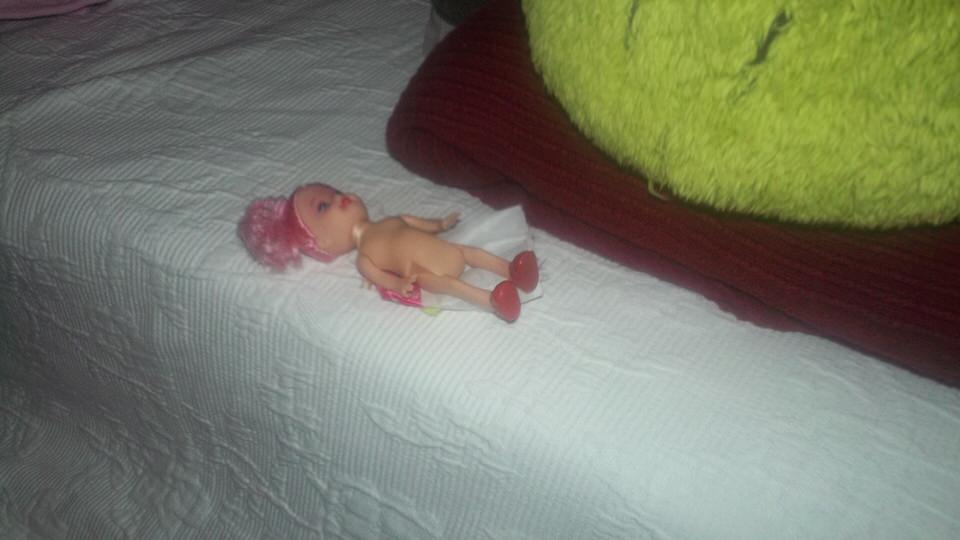 Eine Puppe auf dem Sofa.
