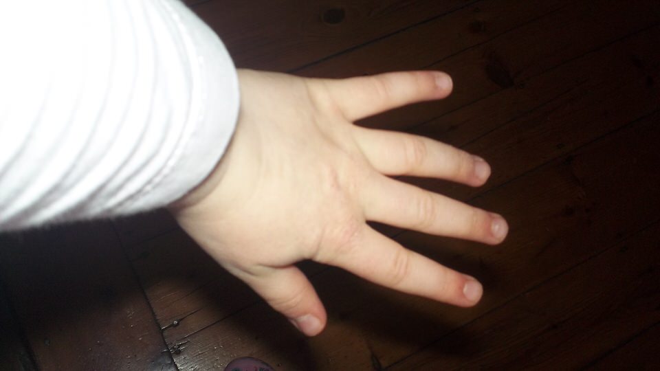 Die Hand eines Kindes.