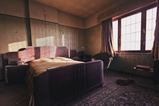 Ein lichtdurchflutetes Schlafzimmer in einem menschenleeren Gebäude.