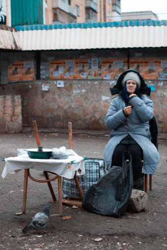 Eine Frau wärmt sich auf, an einem kalten Wintermorgen.