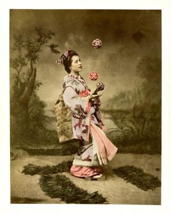 Kolorierte Aufnahme einer asiatischen Frau, die mit Bällen jongliert.