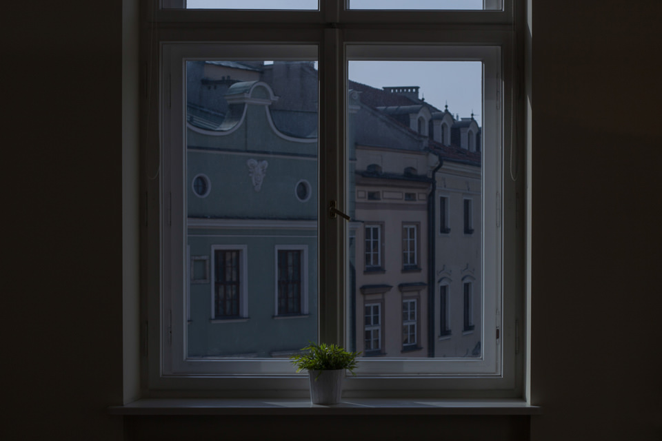 Blick durch ein Fenster auf eine Häuserfront.