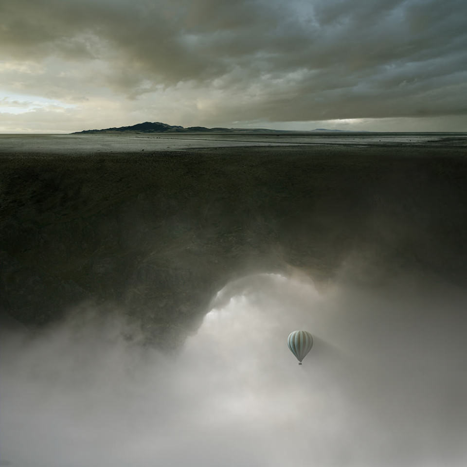 Ein Heißluftballon schwebt auf eine riesige schwebende Landmasse zu.