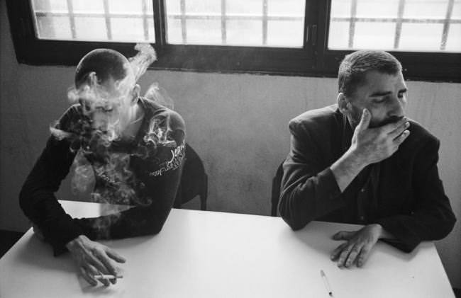 Zwei rauchende Männer.