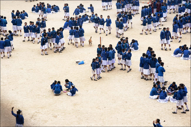 Viele Mädchen in blau-weißer Schuluniform.