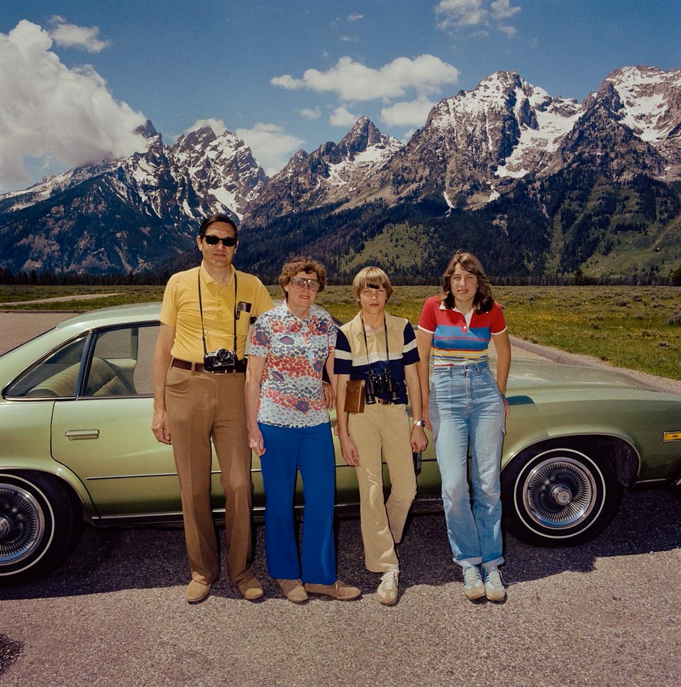 Familie vor ihrem Auto am Grand Tetons Nationalpark. 