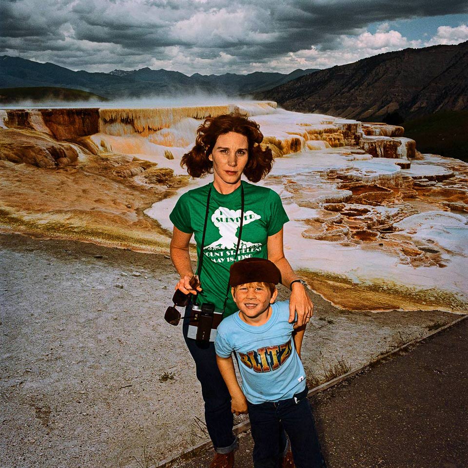 Mutter und Sohn an der Miveras-Terrasse am Yellowstone-Nationalpark. 