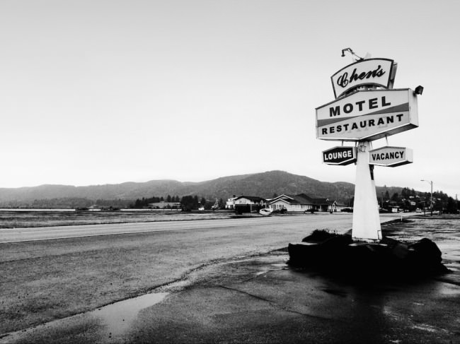 Ein altes Motel-Schild am Wegesrand.