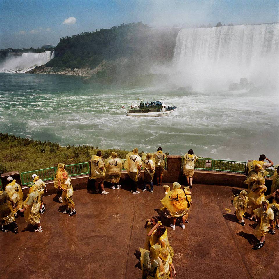 Einige Touristen versammeln sich auf einer Aussichtsplattform an den Niagara-Fällen. 