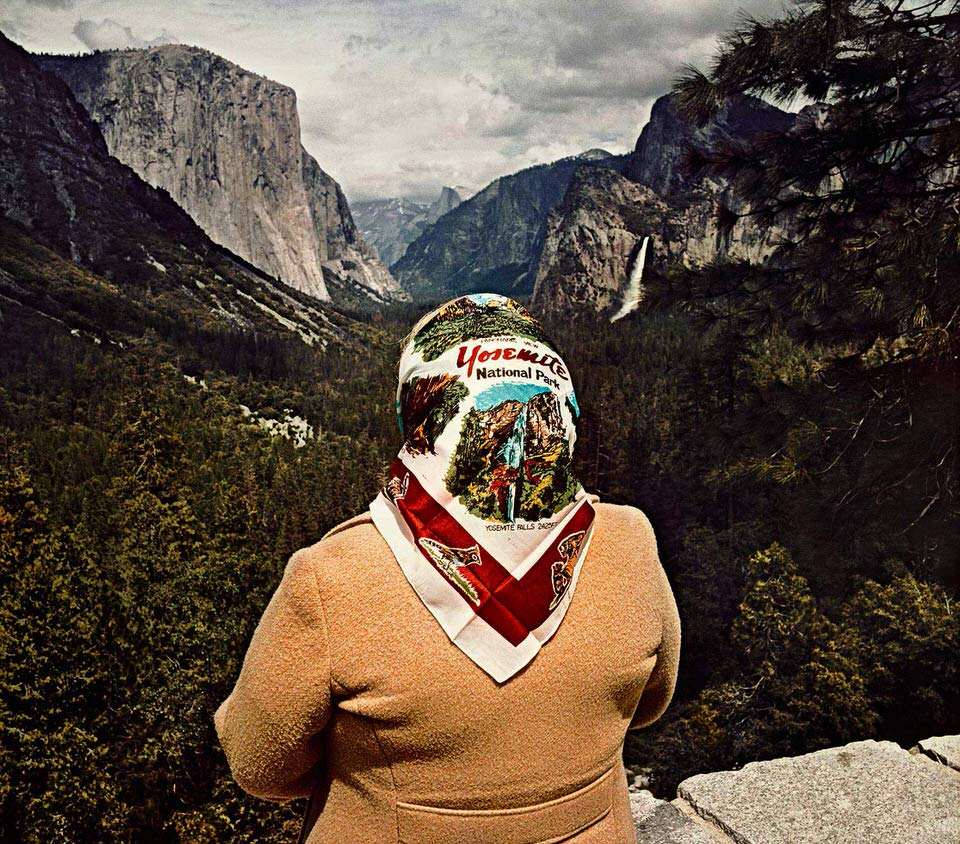 Eine Frau vor Yosemite mit einem Yosemite-Kopftuch.