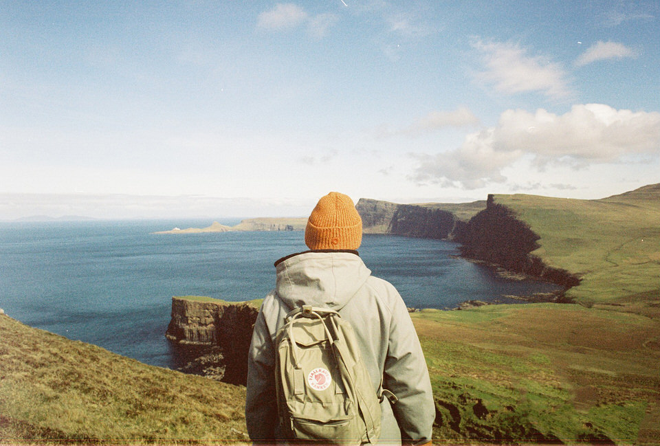 Ein Wanderer steht vor einer Landschaft. 