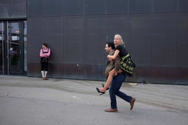 Ein Mann trägt eine Frau auf dem Rücken. 