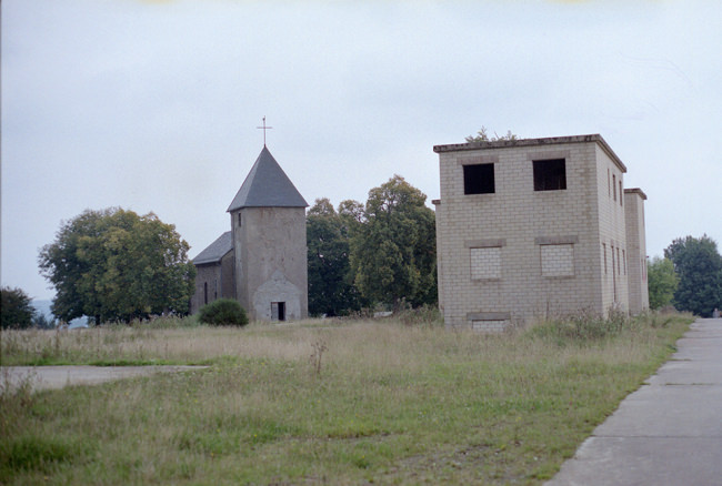 Kirche und Militärisches Übungsgebäude.