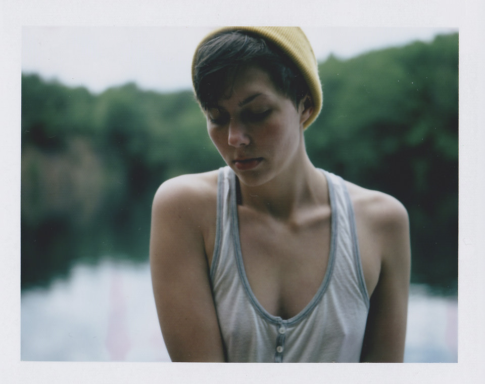 Ein Frauenportrait vor einem See.