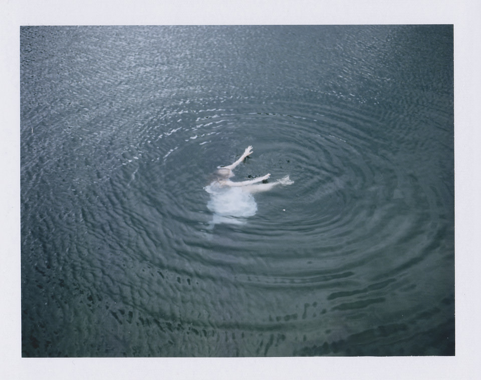 Eine Frau im Wasser.