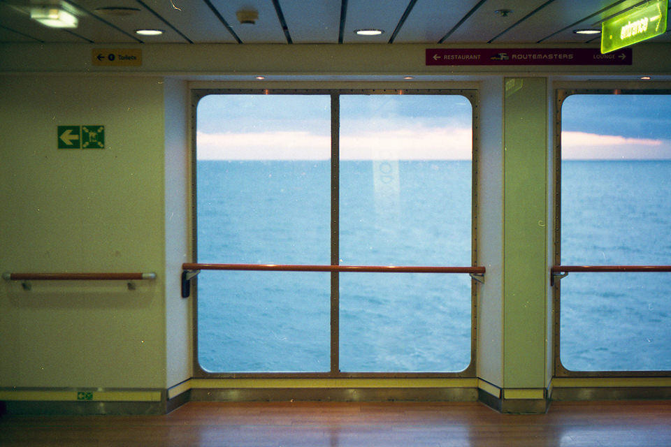 Blick aus einem großen Fenster ins Meer.