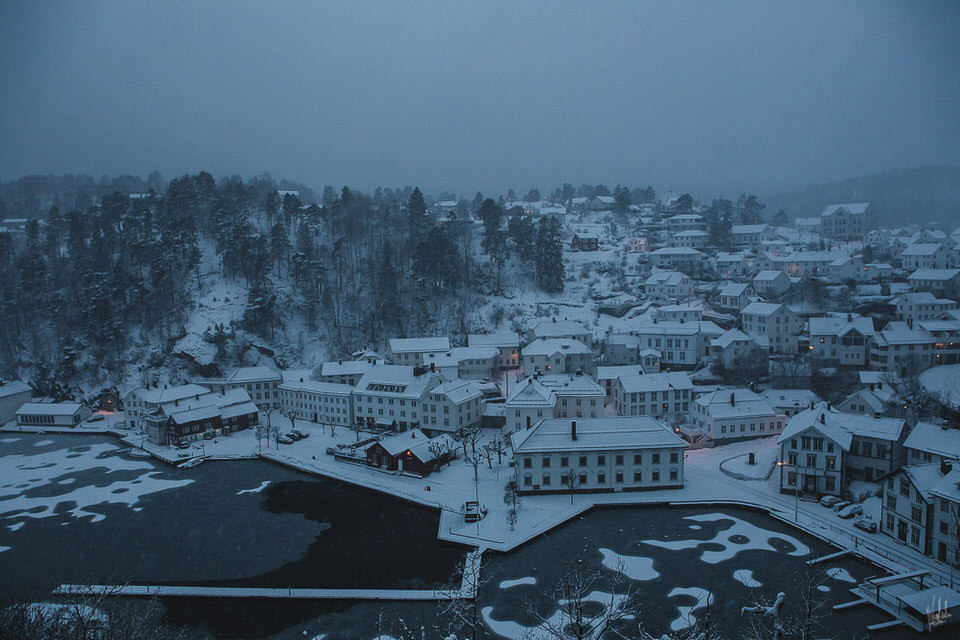 Blick von oben in ein schneebedecktes Dorf.