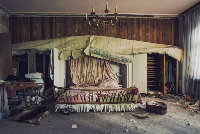 Altes Bett an einem verlassenen Ort.