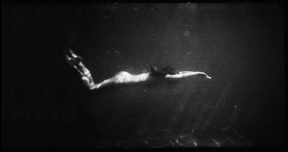 Eine Frau taucht Unterwasser.