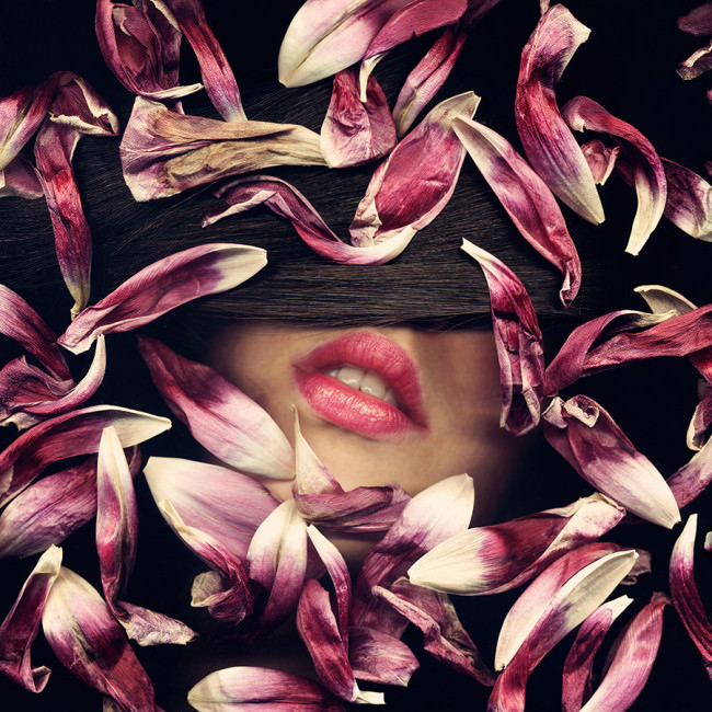 Blütenblätter und ein Mund