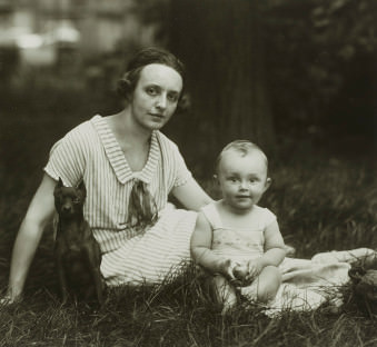 III.14.1 Junge Mutter, bürgerlich 1926 © Photographische Sammlung/SK Stiftung Kultur, Köln, bereitgestellt von der FEROZ Galerie Bonn