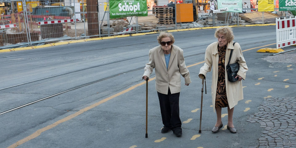 Zwei alte Frauen auf dem Weg in die Stadt