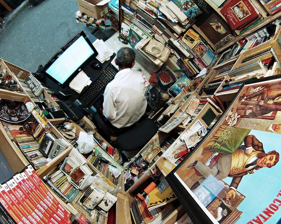 Winziges Ladengeschäft eines Sammlers, weitwinklig von oben fotografiert.