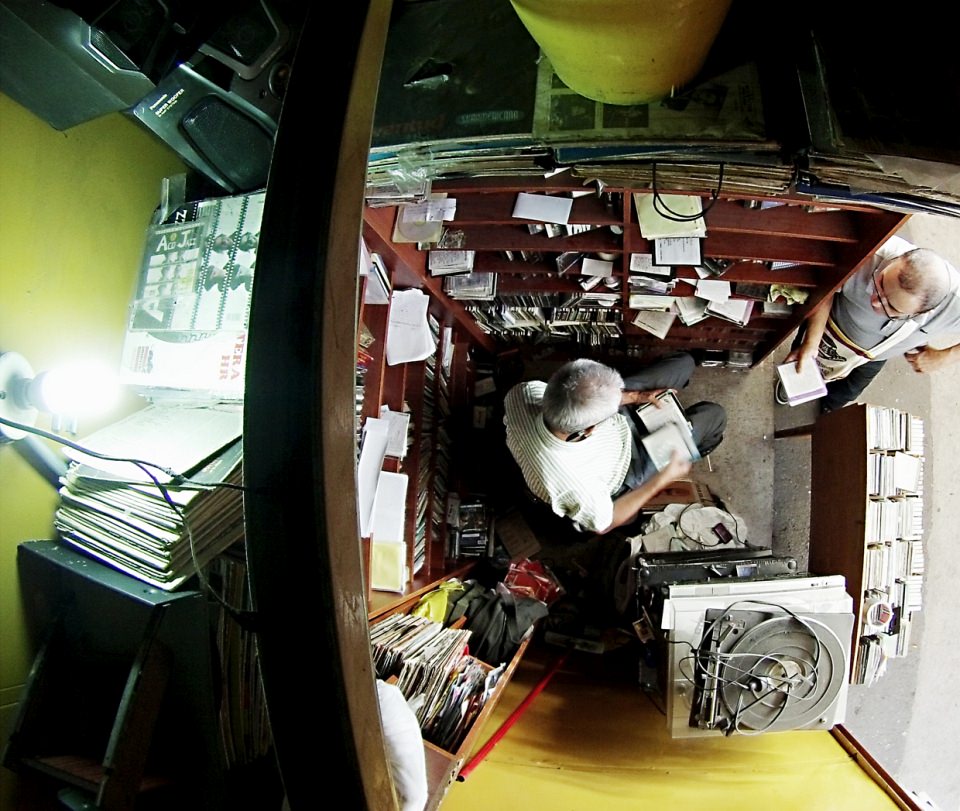 Winziges Ladengeschäft eines Sammlers, weitwinklig von oben fotografiert.