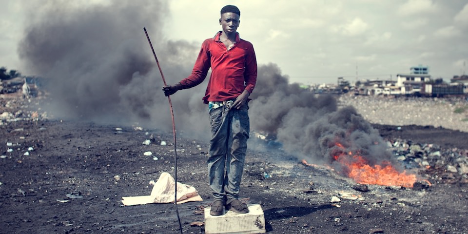 Junger Erwachsener in Agbogbloshie, eine der größten Elektroschrott-Mülldeponien der Welt