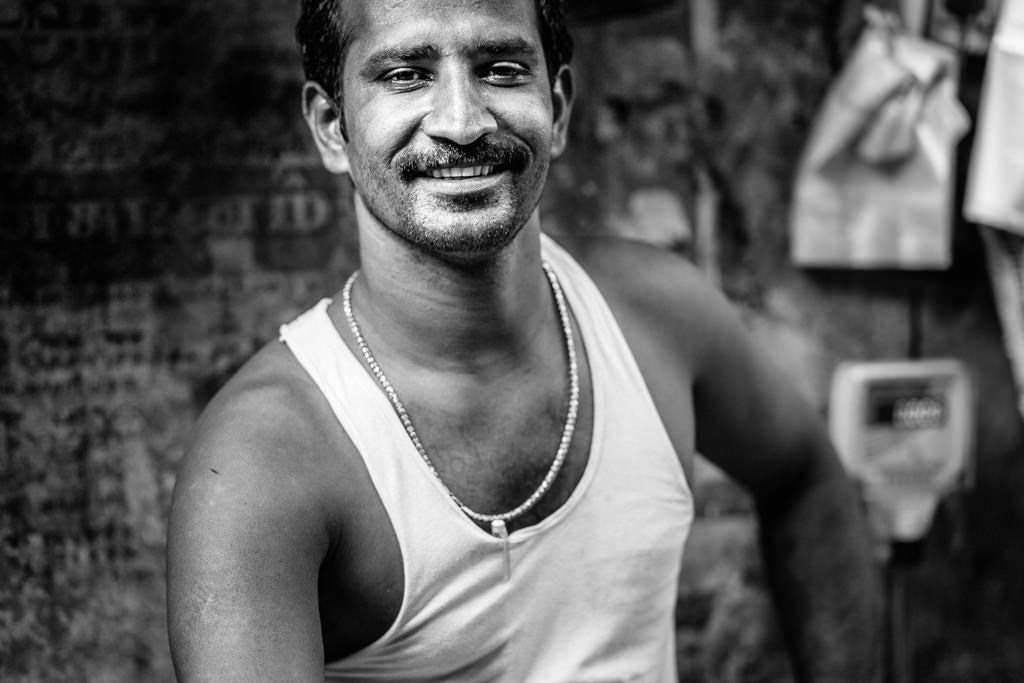 Schwarzweiß-Portrait eines indischen Mannes