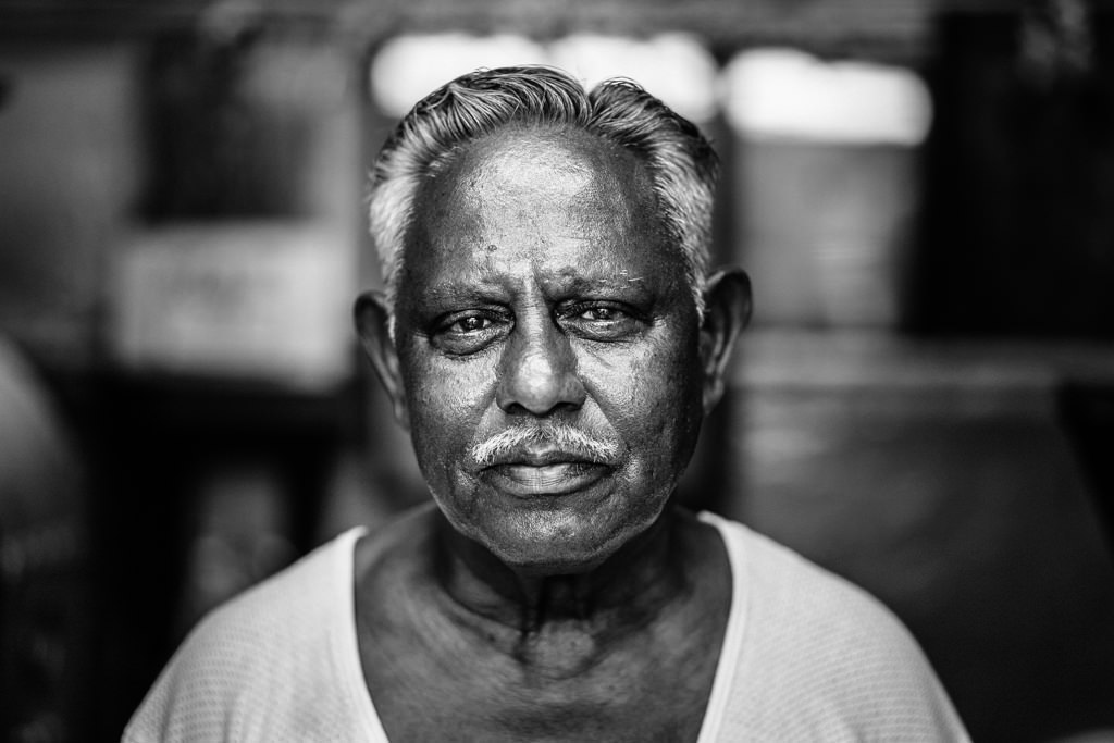 Schwarzweiß-Portrait eines indischen Mannes