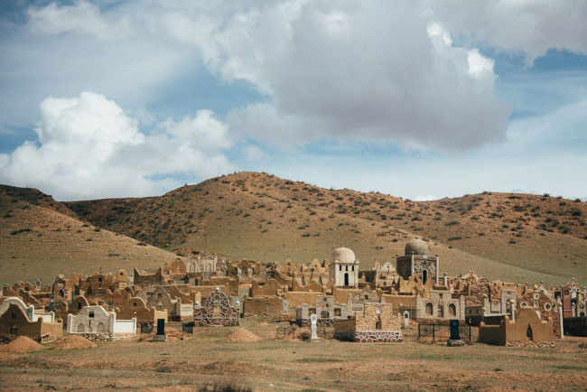 Steingräber auf einem kirgisischen Friedhof.