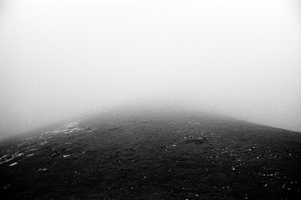 Karge Landschaft im Nebel.