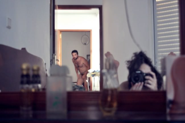 Ein Foto eines nackten Mannes im Spiegel 