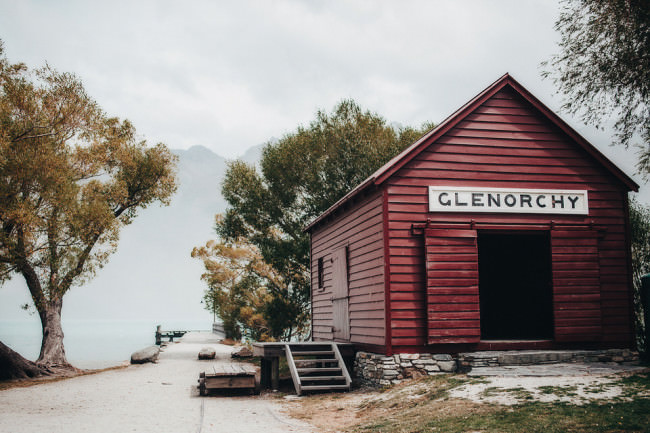 Rote Hütte mit Beschriftung „Glenorchy“
