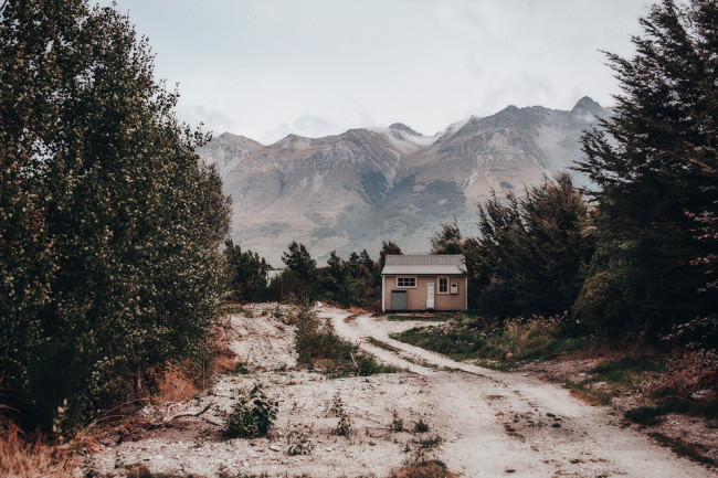 Einsame Hütte vor einer Berglandschaft