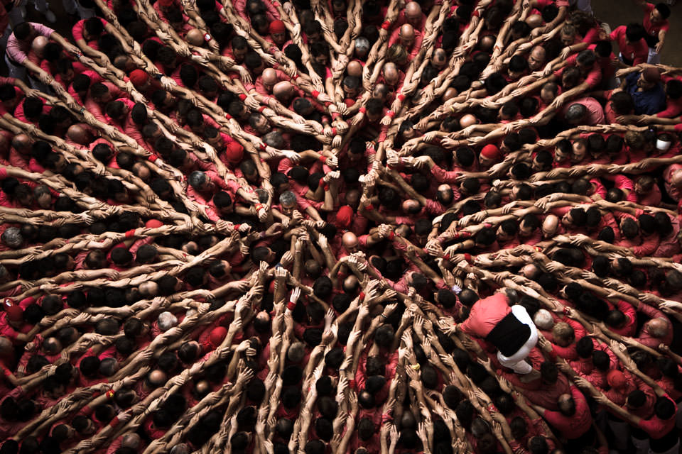 Eine Menschenmasse in rot gekleidet steht dicht gedrängt.