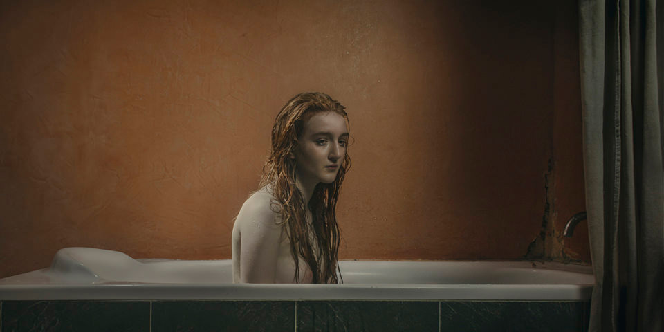 Eine junge Frau in der Badewanne