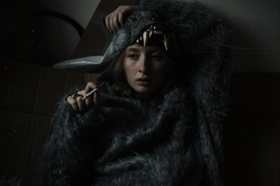 Eine Frau, gekleidet in ein Wolfskostüm.