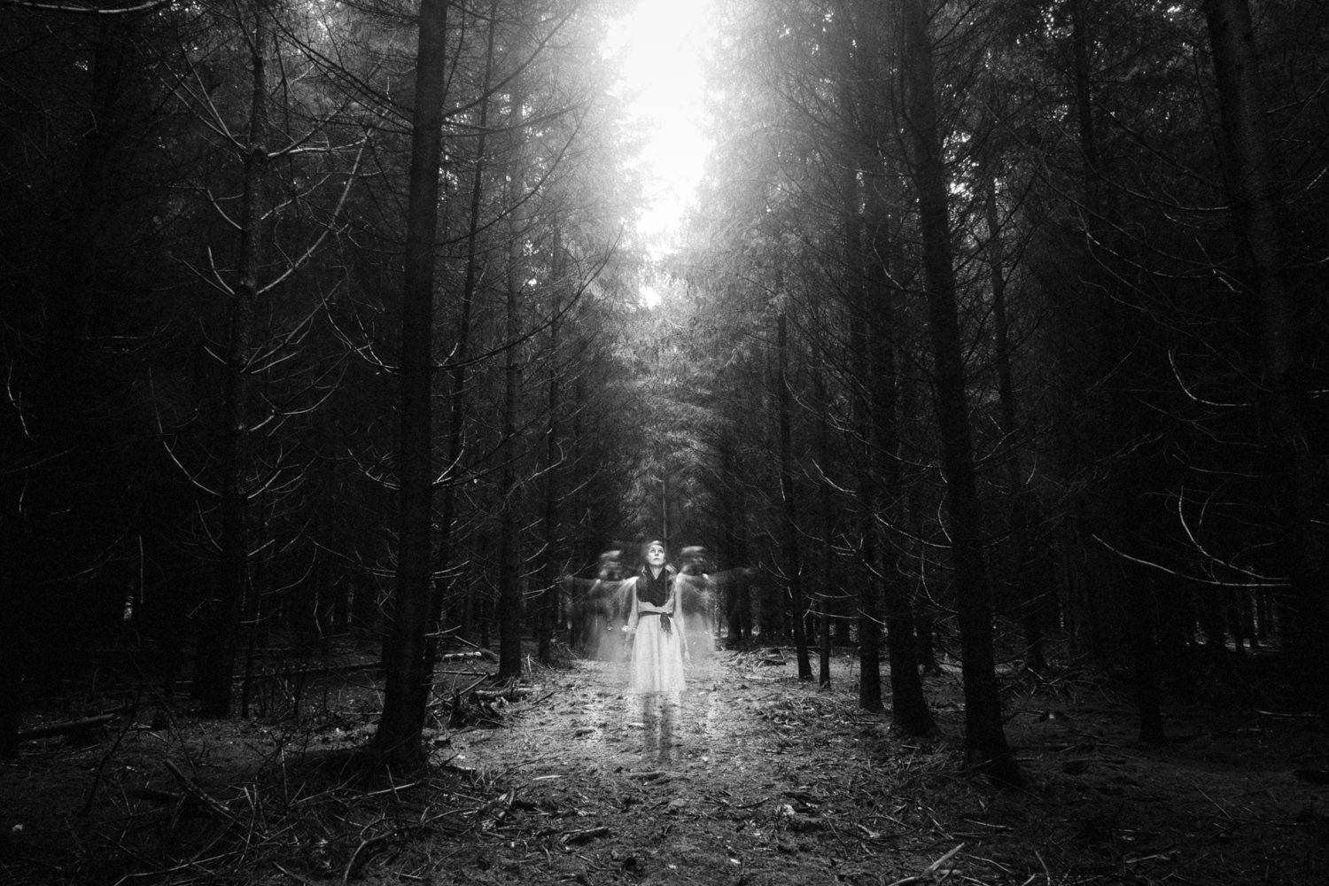 Eine Frau im Wald