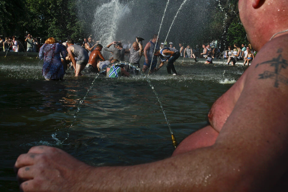 Eine Menschenmenge an einem öffentlichen Springbrunnen.