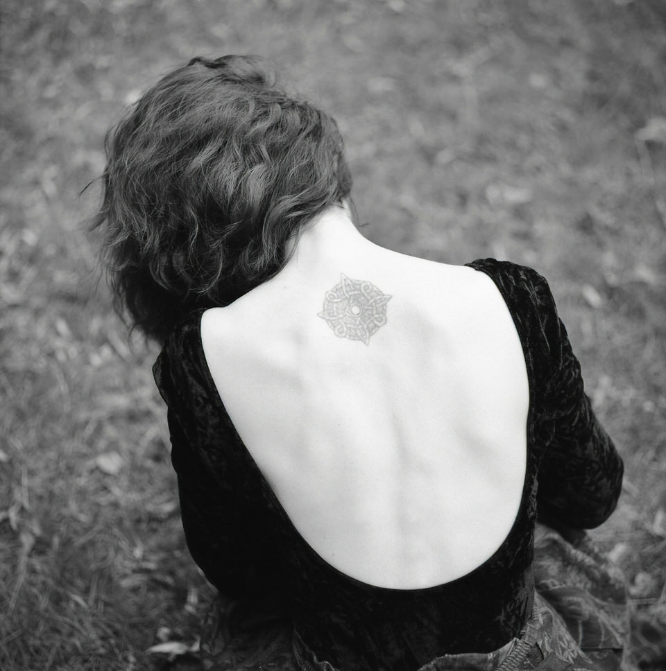Ein Frauenrücken mit Tattoo.