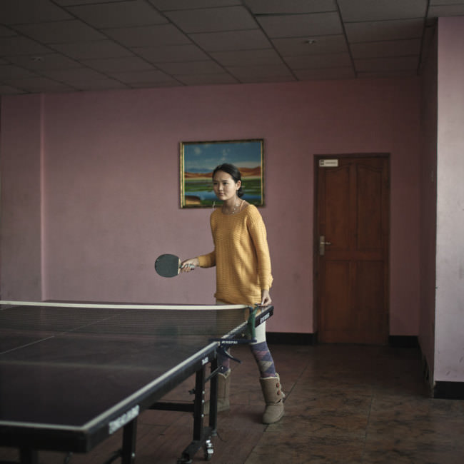 Eine junge Frau spielt Tischtennis.