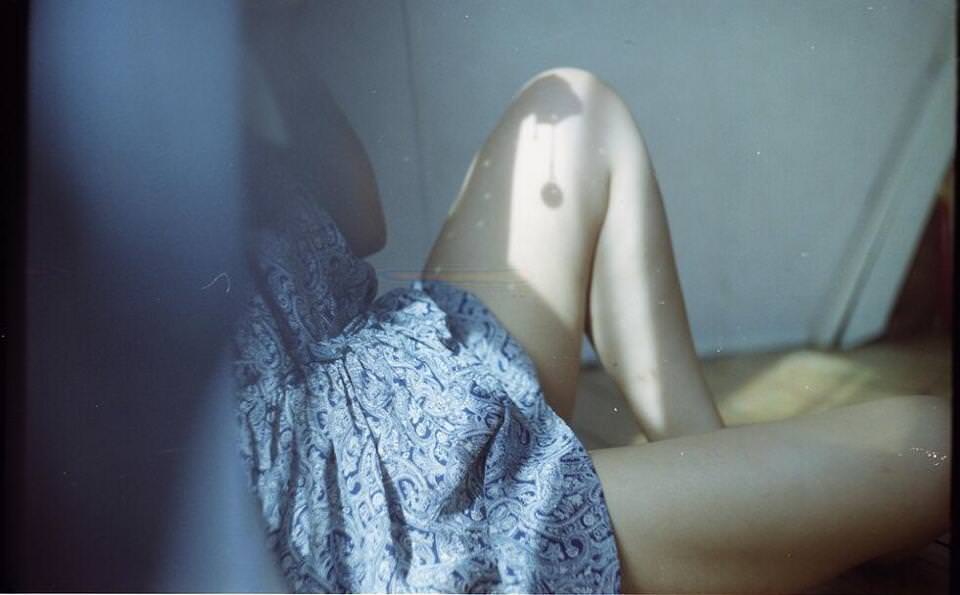 Frau in blauem Kleid mit nackten Beinen