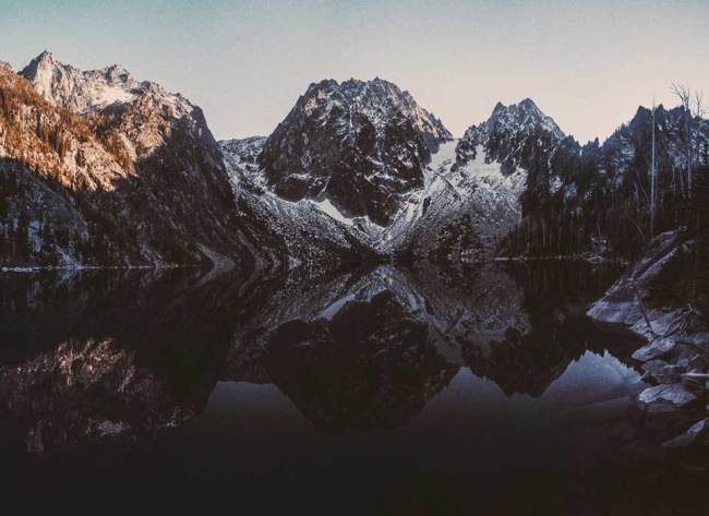 Eine Bergkette über einem See